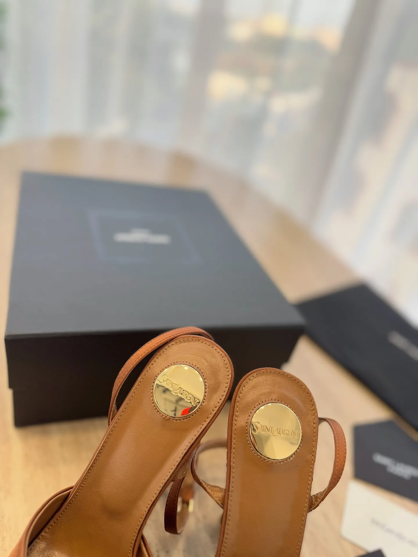 👟👟Ex-factory price 620👟👟 "SAINT LAUREN*" Saint Laurent ysl 25/spring and summer new catwalk high heels·new shoe style with 3 cm water platform. Only YSL understands women's hearts best and does not accept refutation. It is a super invincible feminine artifact and a must-have for women (z-product full-body customization, own molded toe hardware, perfect consistency). Compare the differences between pictures and goods on the market. ✔Upper: Customized imported silk, patent leather ✔Inner lining: imported sheepskin ✔Sole: imported genuine leather outsole ✔Heel height: 14cm ✔Number of yards: 35-39 (40.41.42 can be customized and non-returnable) (Full set of packaging)